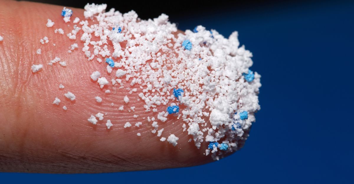 Delle microplastiche osservate su un dito