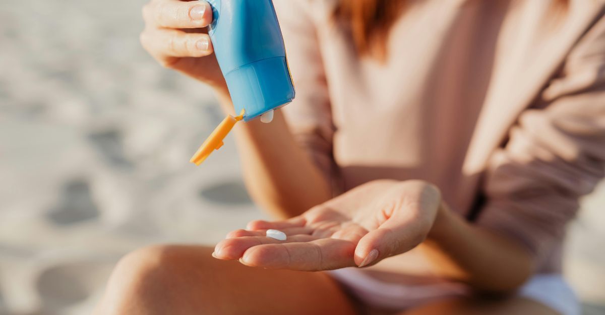 Donna che mette un po di crema solare