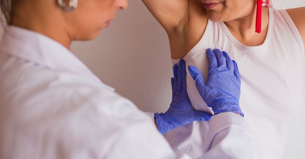 dottoressa controlla seno a paziente