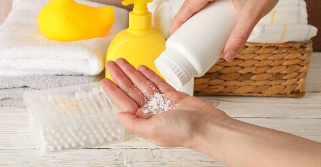 persona-che-si-mette-talco-sulle-mani