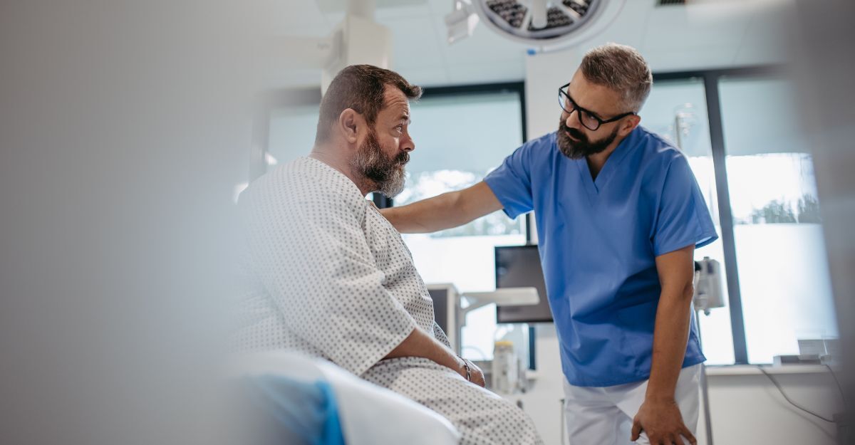 Una persona in sovrappeso dal medico, sdraiata sul lettino