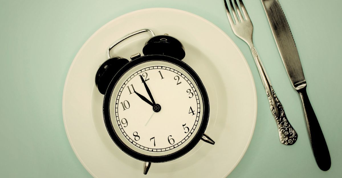 Un piatto con una sveglia utile alla cronodieta mediterranea.