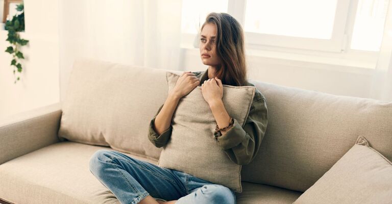 Una ragazza con ansia in primavera.