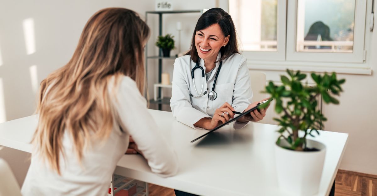 Specialista che spiega la diagnosi alla sua paziente