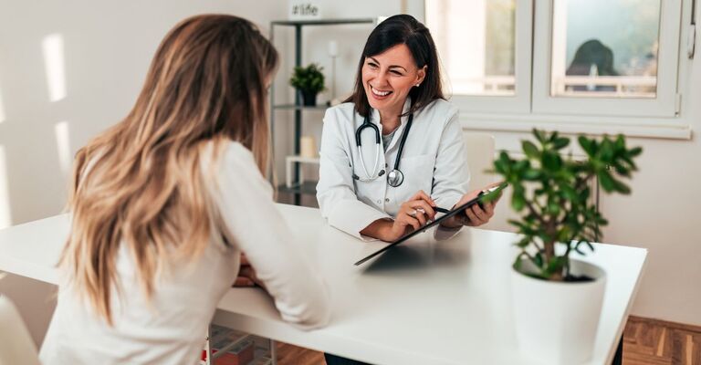 Specialista che spiega la diagnosi alla sua paziente