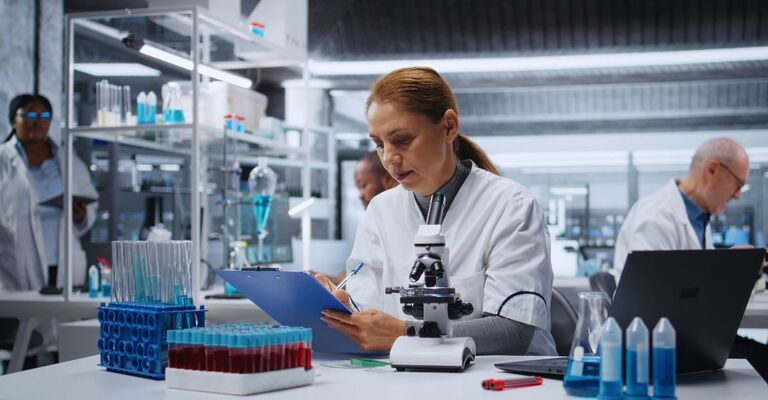 Medico, paziente e tablet per consulti con risultati, informazioni mediche e colloqui per l'assistenza sanitaria con spazio di simulazione. Medico giapponese, touchscreen digitale o video per interventi chirurgici, benessere o consulenza.