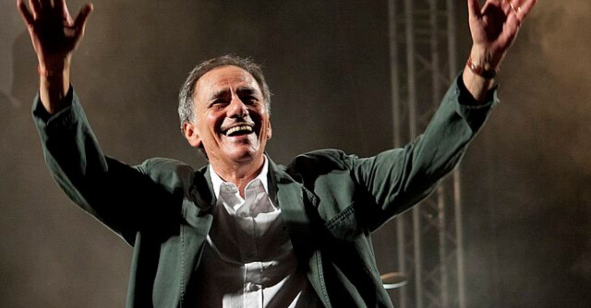 Credits: Andrea Sartorati - https://commons.wikimedia.org/wiki/File:Roberto_Vecchioni_-_Teatro_Romano,_Verona_-_29_maggio_2011_(5782895024).jpg