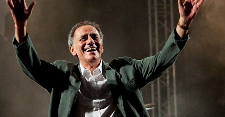 Credits: Andrea Sartorati - https://commons.wikimedia.org/wiki/File:Roberto_Vecchioni_-_Teatro_Romano,_Verona_-_29_maggio_2011_(5782895024).jpg