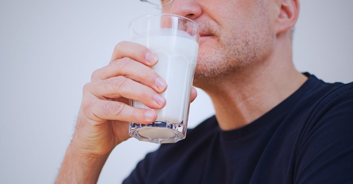 Un uomo beve il latte.