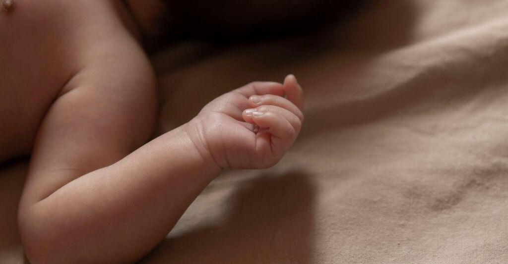 manina-di-un-neonato