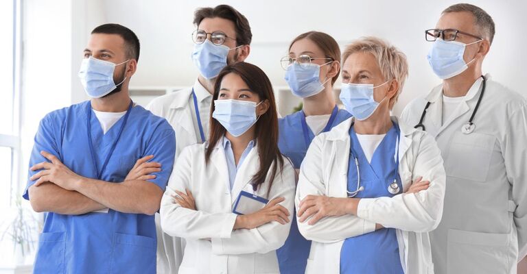 Dei medici a braccia conserte