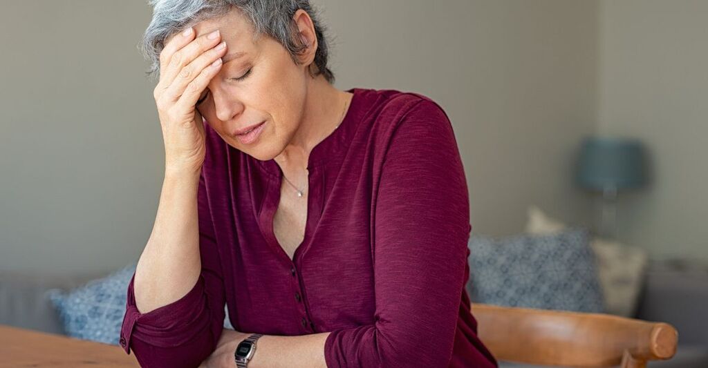 donna seduta si diete la testa pensierosa