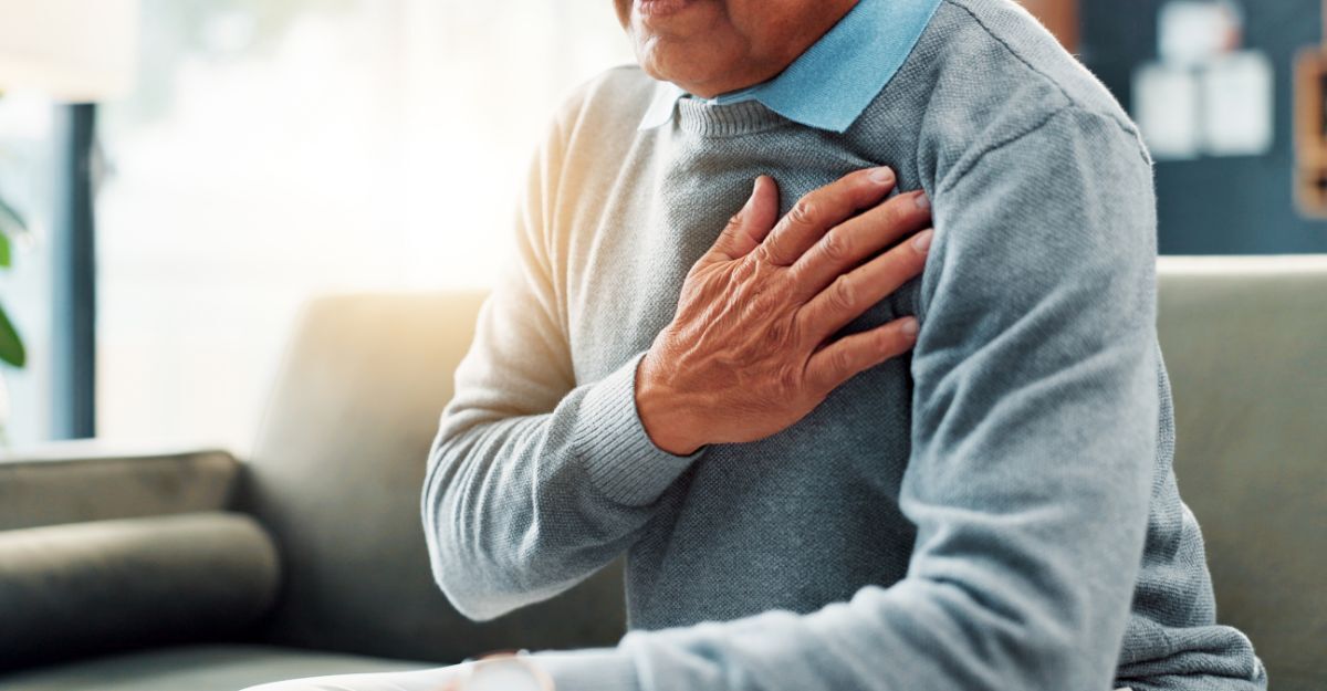 uomo si tocca il petto dolorante