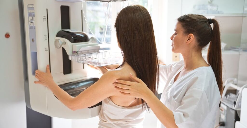 Una donna mentre fa una mammografia