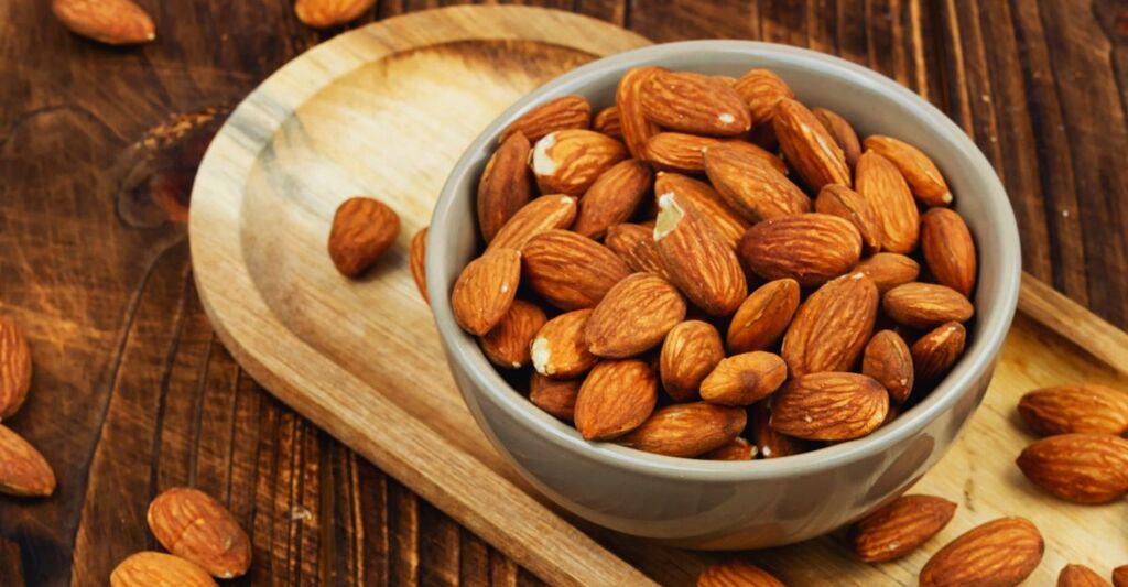Mandorle sgusciate dentro una ciotola.