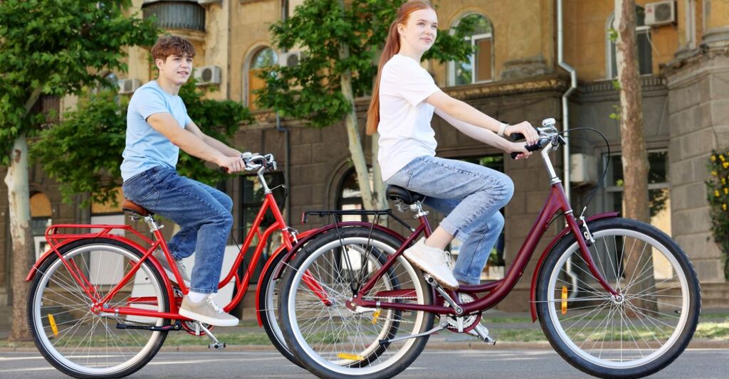 ragazzi vanno in bici