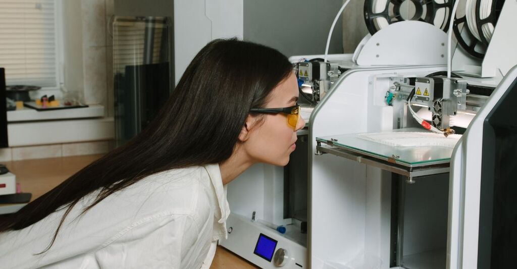 La giovane ricercatrice di laboratorio stampa su una stampante 3D