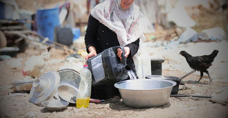 Rifiuti a Gaza e una donna.
