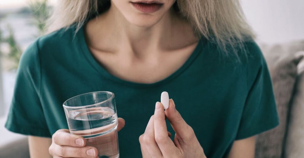 donna prende antibiotico 