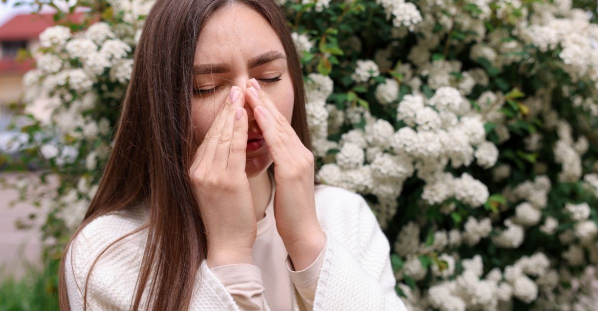 Una ragazza si tocca il naso in mezzo ad un bosco