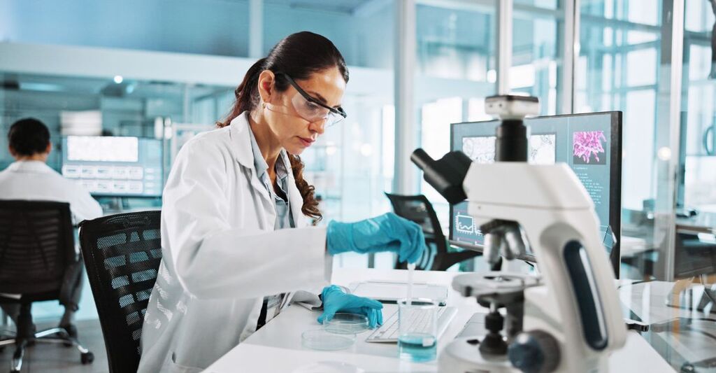 Scienziata, donna e ricercatrice con becher in laboratorio con campione, liquido e test con carriera farmaceutica. Persona, DPI e attrezzatura con processo chimico per innovazione medica, vaccini e studi clinici.