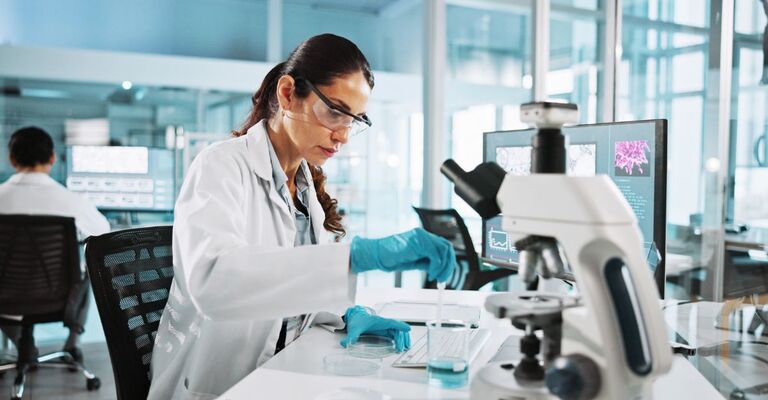 Scienziata, donna e ricercatrice con becher in laboratorio con campione, liquido e test con carriera farmaceutica. Persona, DPI e attrezzatura con processo chimico per innovazione medica, vaccini e studi clinici.