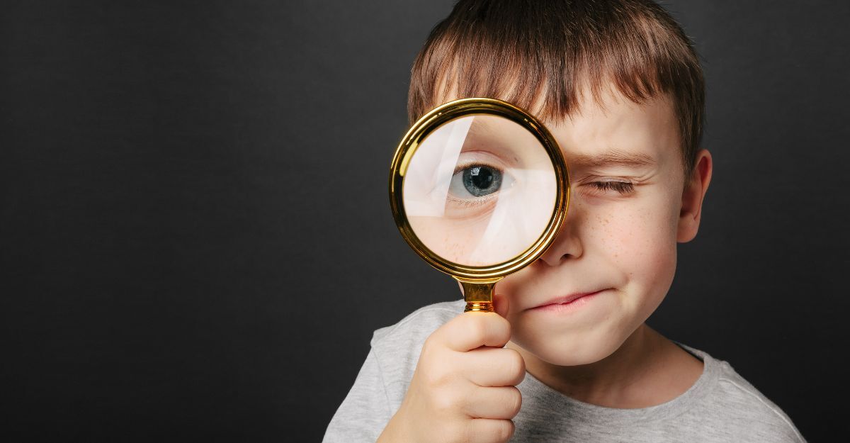Un bambino cerca di vedere con una lente di ingrandimento.