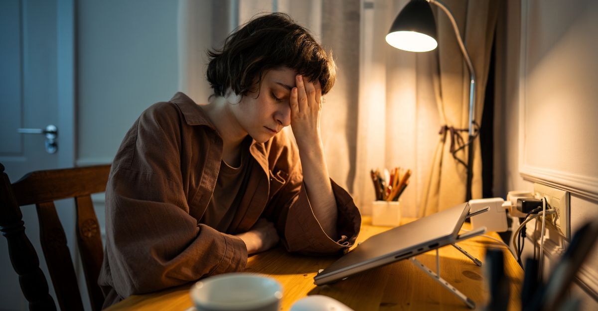 Giovane donna adulta con il viso tra le mani