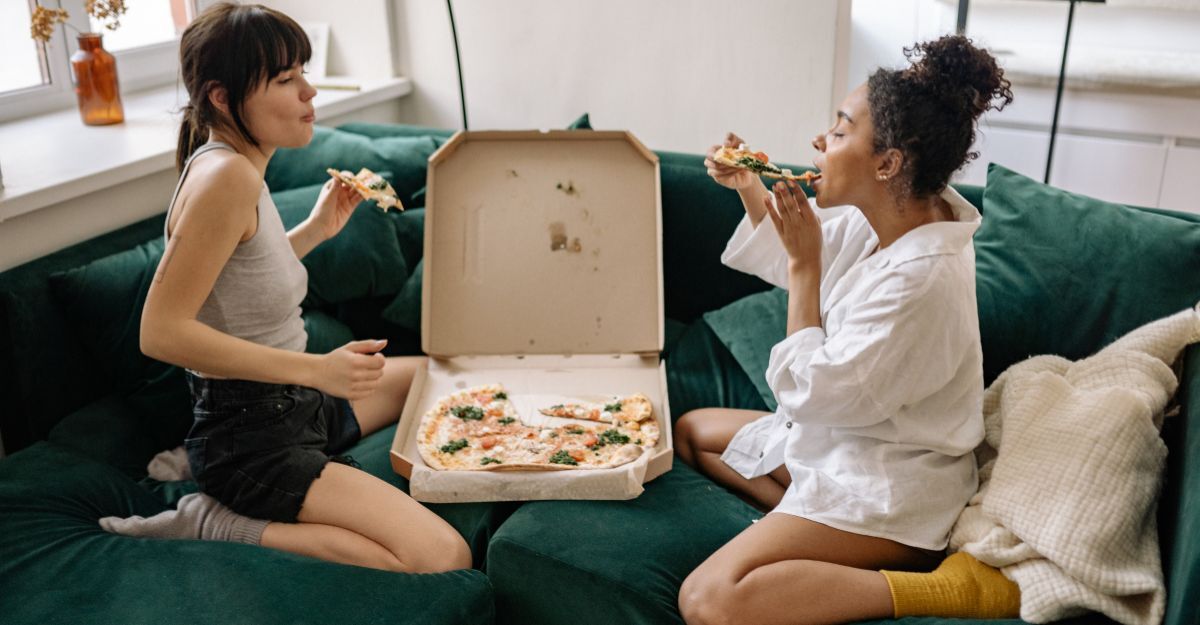 ragazze mangiano la pizza