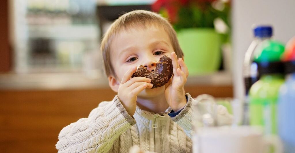 Un bambino che mangia una ciambella