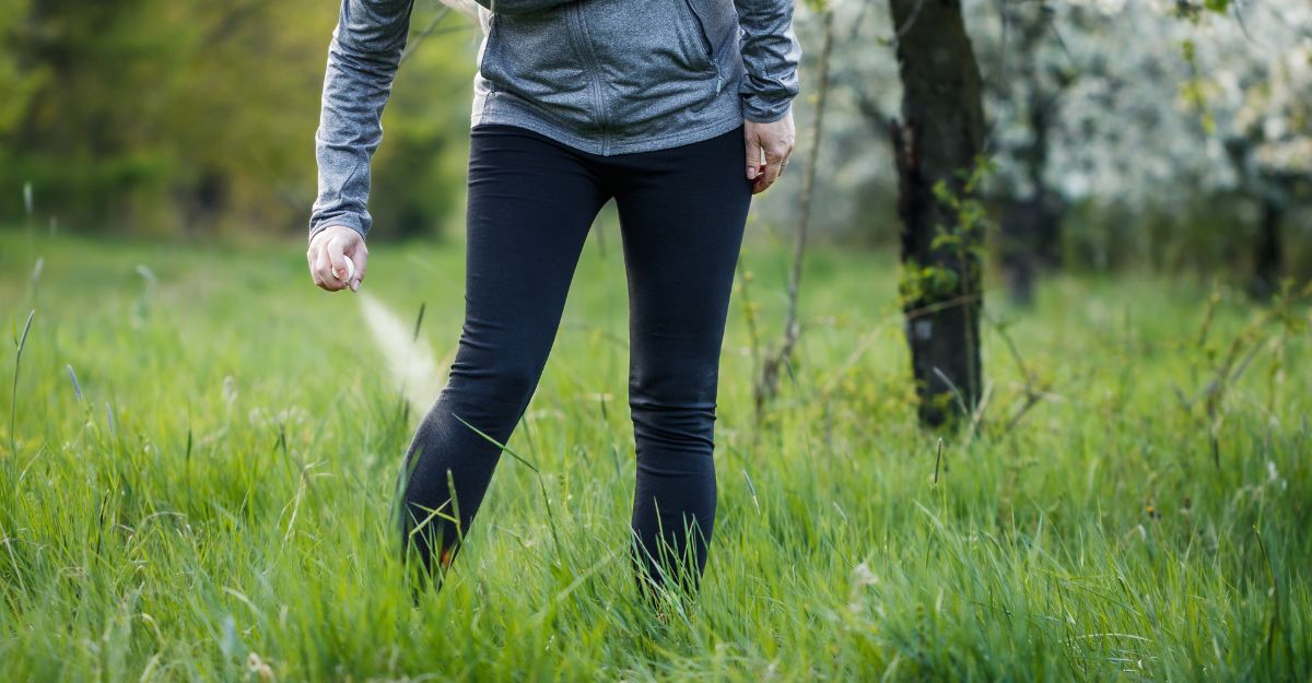 Una donna si protegge sa zecche e zanzare al parco.