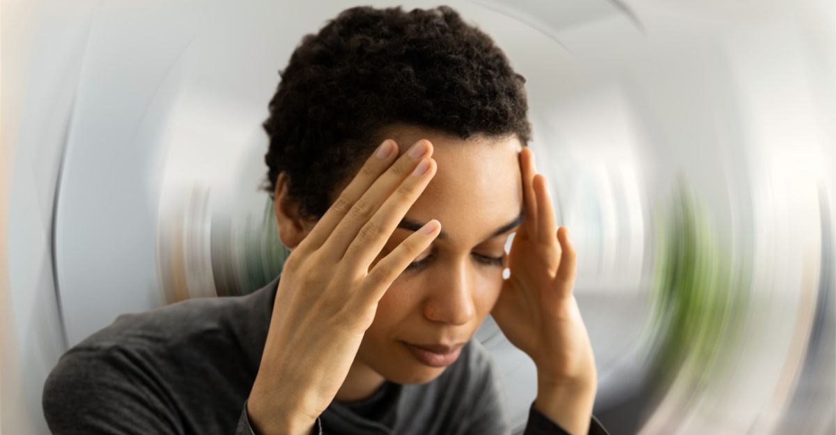 giovane donna con la testa tra le mani e gli occhi chiusi