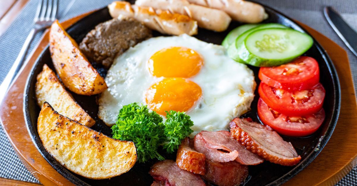 piatto misto con uova verdura, cibo fritto