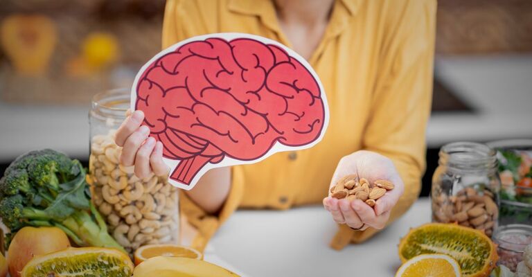 Una nutrizionista mostra la dieta che può rallentare l'invecchiamento del cervello.