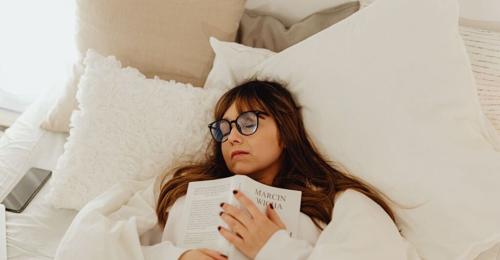 donna-che-sta-facendo-il-pisolino