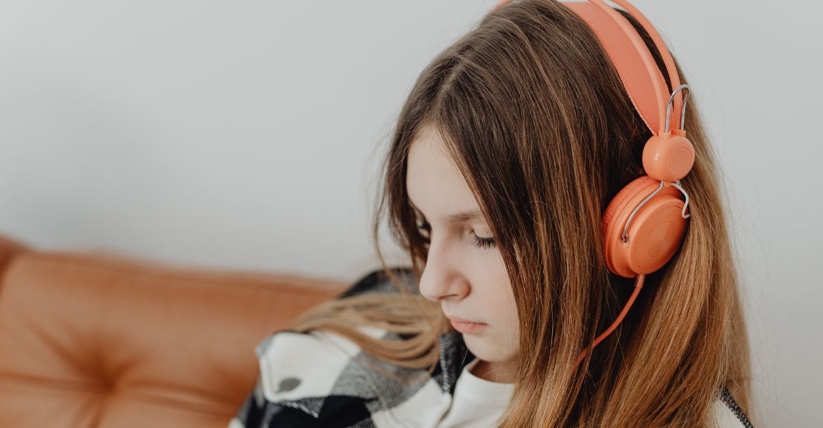 ragazza ascolta musica con le cuffie