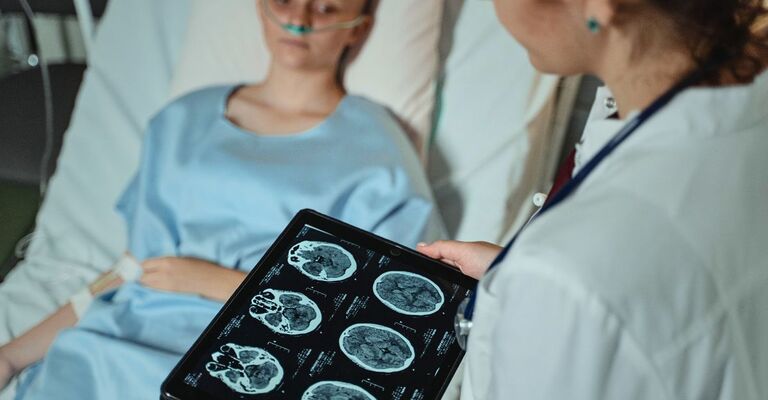 Una ragazza con tumore al cervello in una sala operatoria.