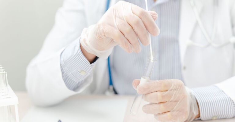 test di laboratorio con tampone nasale in laboratorio ospedaliero