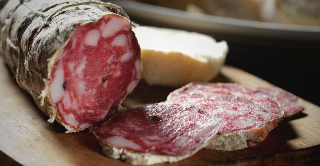 Salame Milano su un tagliere di legno.