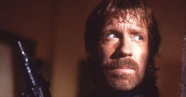 Chuck Norris nel film The Delta Force 1986. Credits:  Yoni S.Hamenahem - https://commons.wikimedia.org/wiki/File:Chuck_Norris,_The_Delta_Force_1986_-_downsampled.jpg