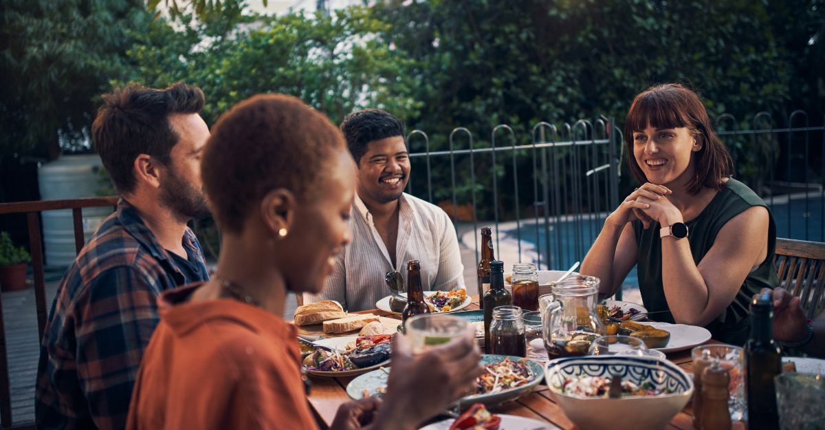 Un gruppo di amici a cena fuori