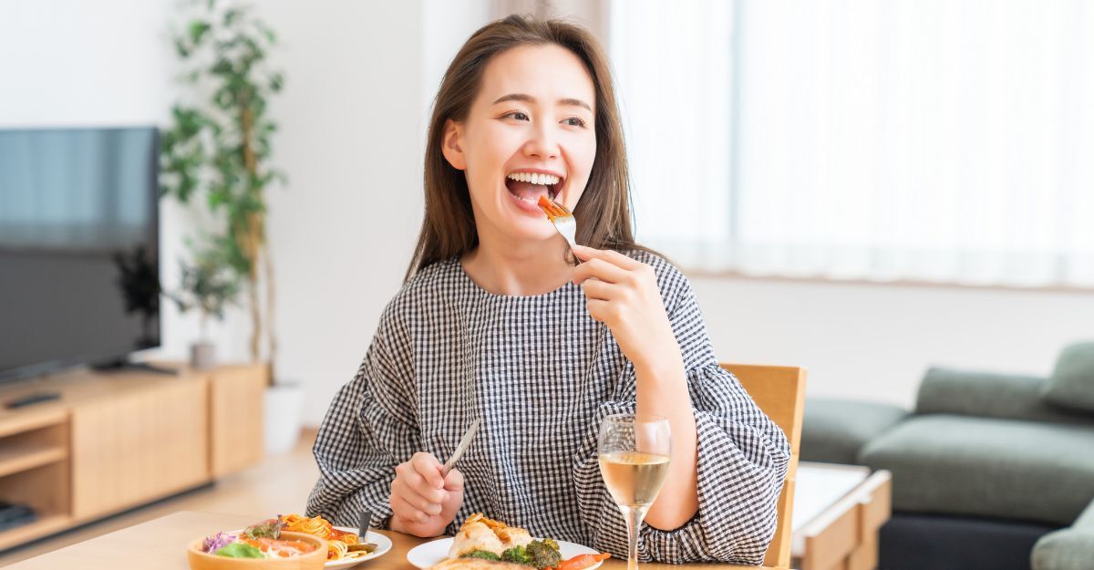 Una ragazza che mangia