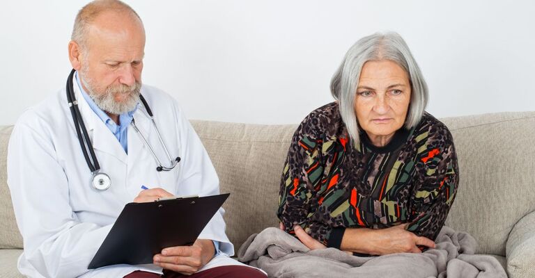 medico visita paziente