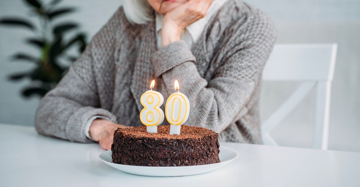 donna-che-compie-80-anni-con-torta