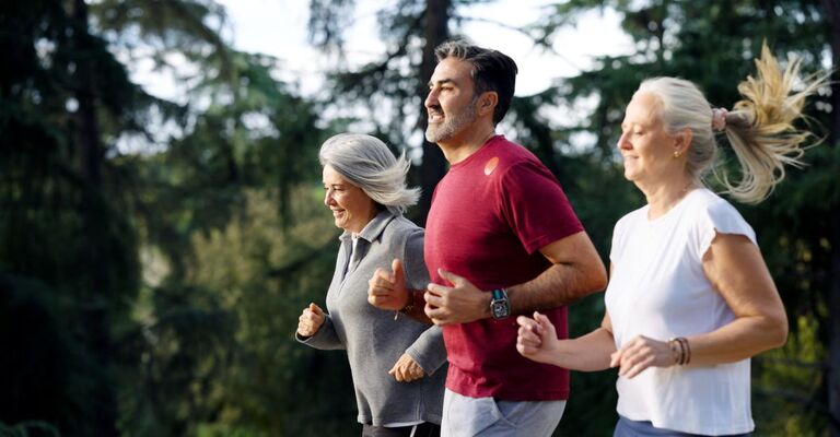 Tre persona si allenano al parco per proteggere il cuore.