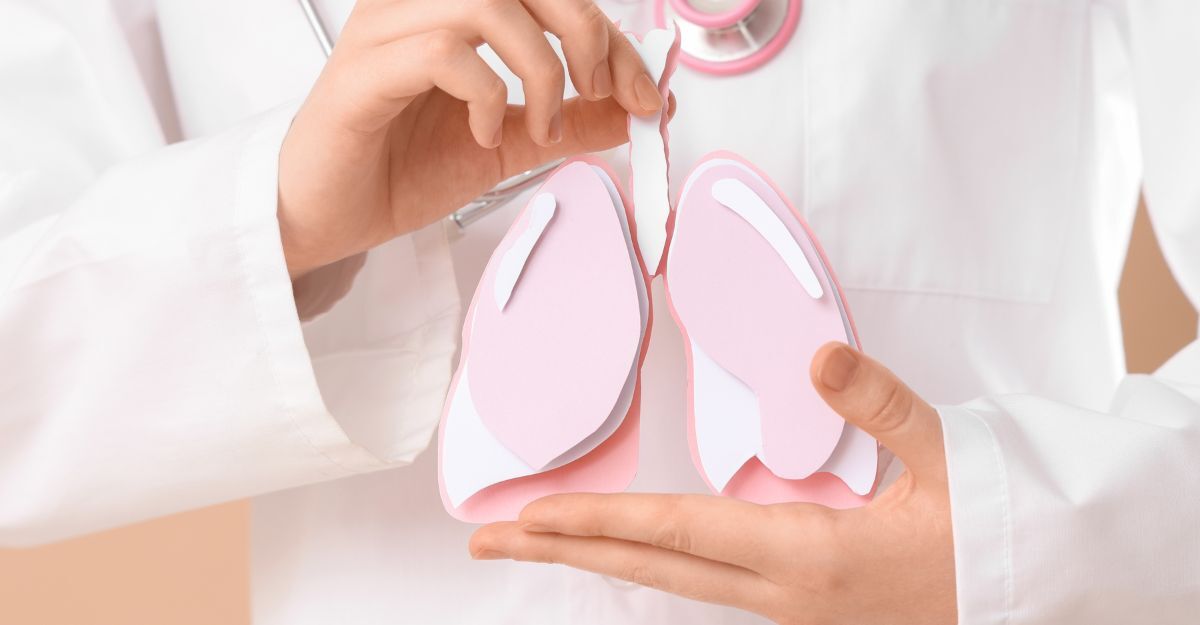 Un medico che mostra un cartonato dei polmoni