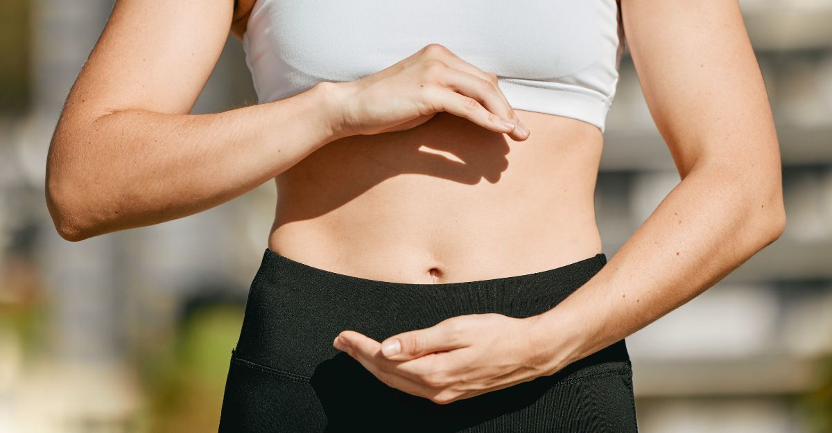 donna-atletica-che-incornica-il-suo-stomaco-con-le-mani