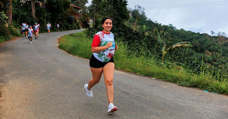 ragazza corre per strada