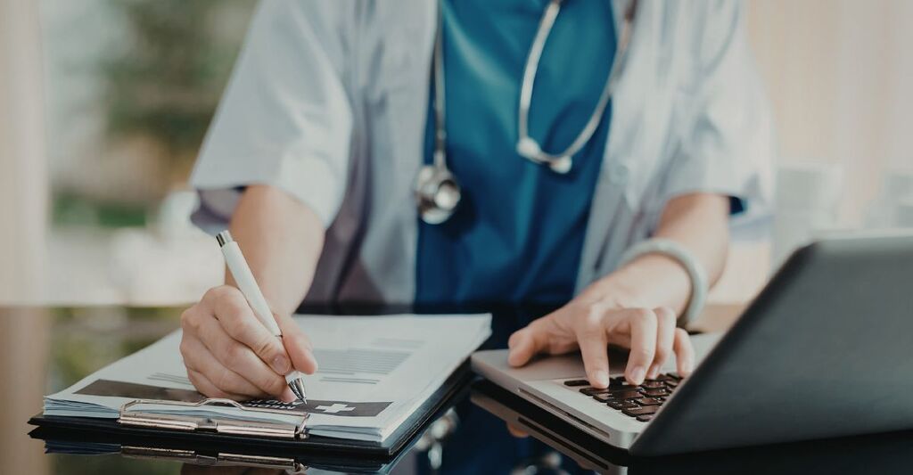 Un medico che compila un foglio