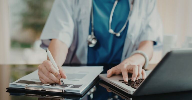 Un medico che compila un foglio